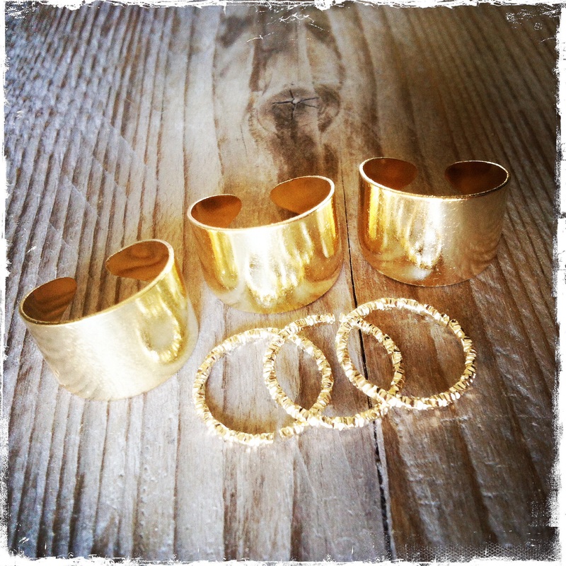 Mid-finger knuckle rings, set // gold €7,90